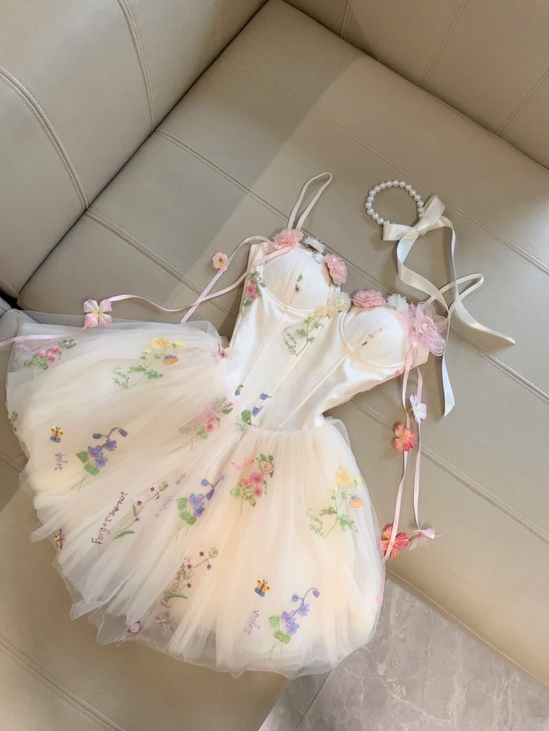 Robe de bal courte en satin et tulle, décolleté en cœur, coupe trapèze, blanche, avec appliques, RF0921