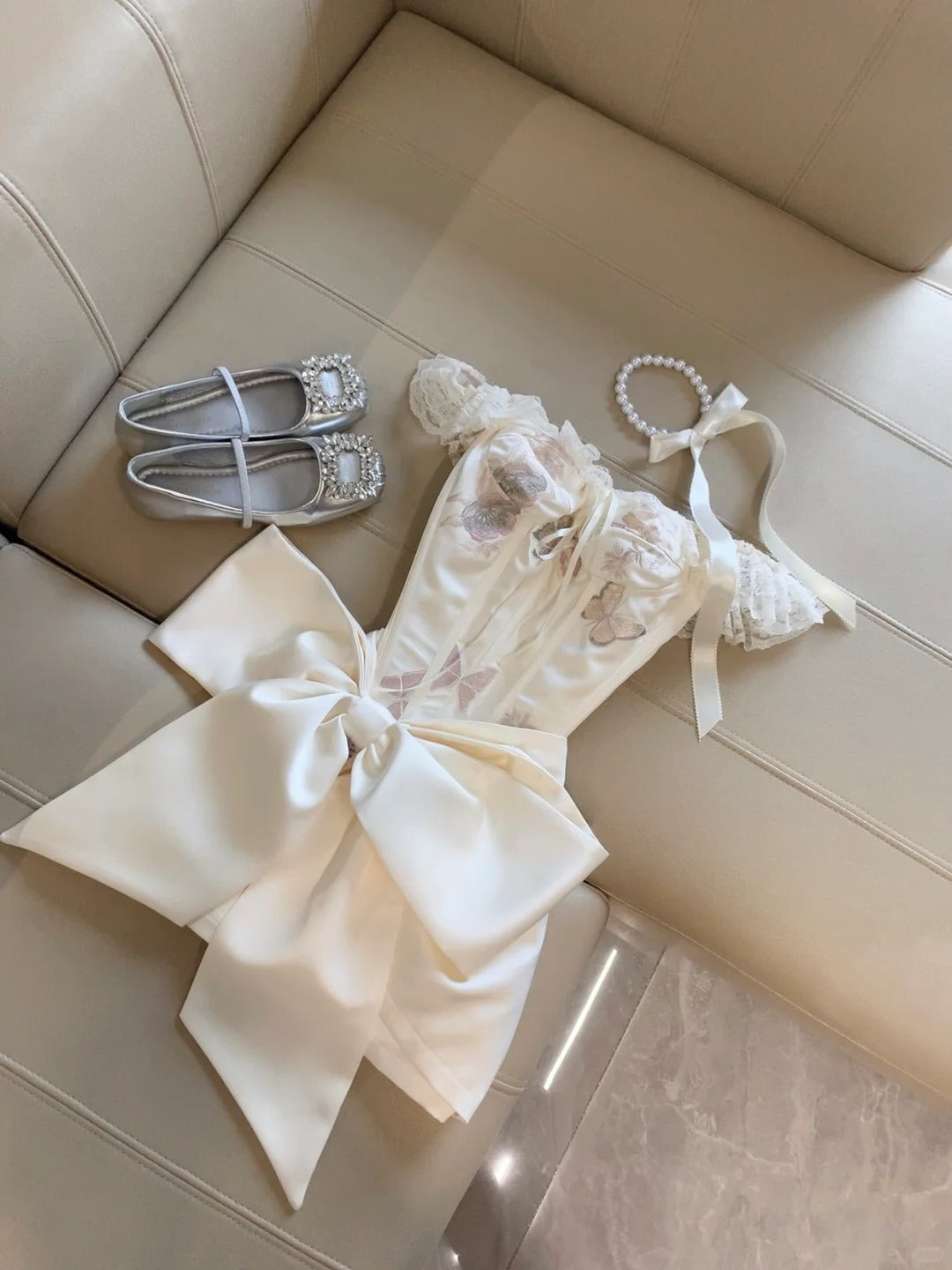 Elegantes, schulterfreies, figurbetontes, kurzes Abendkleid aus weißem Satin mit Schleife RF0927
