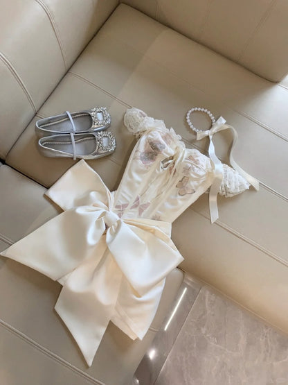 Elegantes, schulterfreies, figurbetontes, kurzes Abendkleid aus weißem Satin mit Schleife RF0927