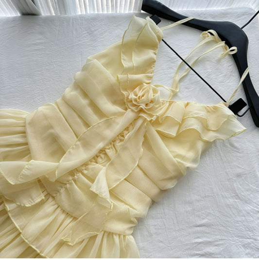 Schickes, buttergelbes Neckholder-A-Linien-Netzkleid mit kurzem Schnitt, RF0936
