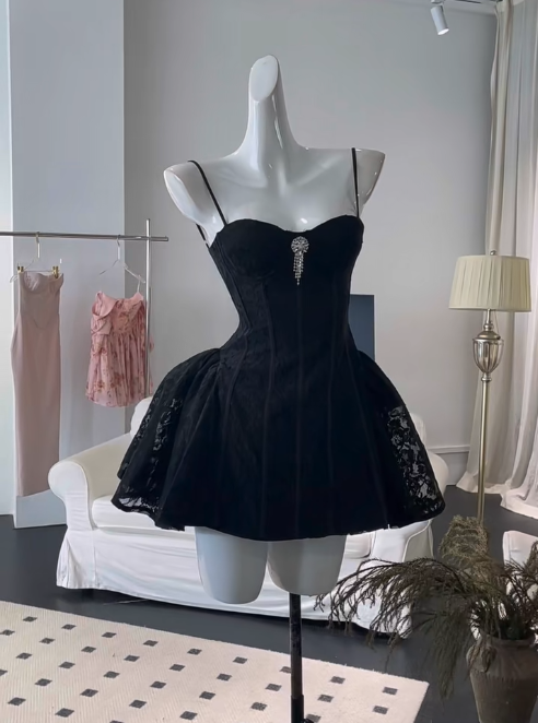 Glamouröses schwarzes Spaghettiträger-Kurzes Spitzen-Ballkleid Süßes Homecoming-Kleid Süßes Geburtstagskleid RF0943