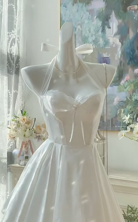 Schlichtes weißes Neckholder-A-Linien-Satin-Kurzkleid für Geburtstagsparty RF0963