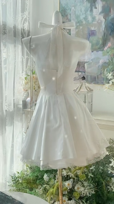 Schlichtes weißes Neckholder-A-Linien-Satin-Kurzkleid für Geburtstagsparty RF0963
