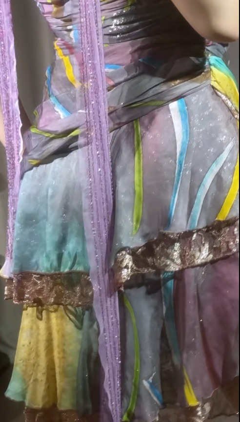 Wunderschönes mehrfarbiges, figurbetontes Chiffon-Kurzballkleid mit Spaghettiträgern RF0971