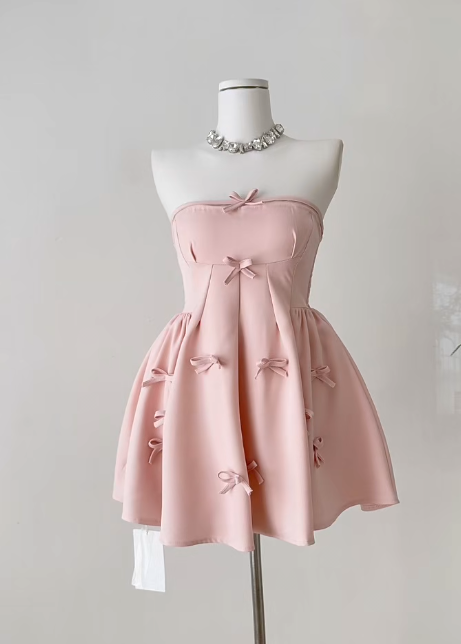 Wunderschönes rosa trägerloses A-Linien-Satin-Kurzkleid für Geburtstagspartys mit Schleife RF0974
