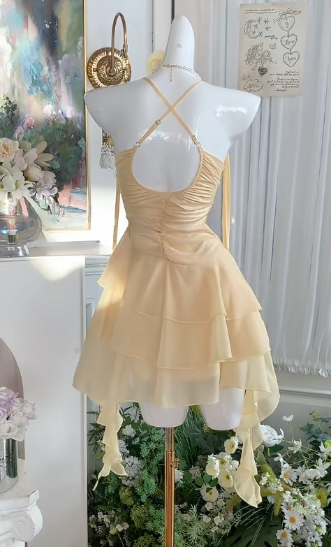 Süßes gelbes Spaghettiträger A-Linie Chiffon rückenfreies kurzes Partykleid RF0977