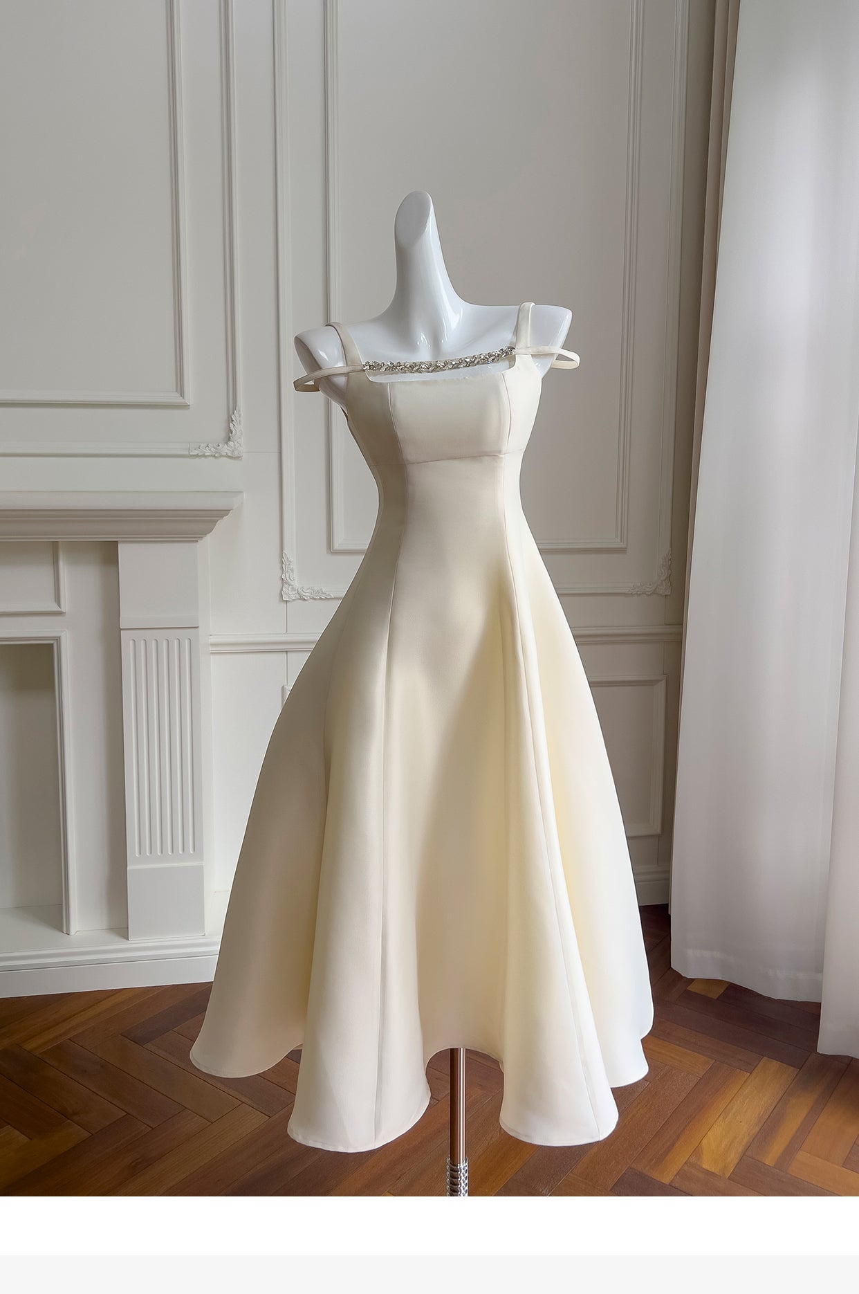 Schickes kurzes A-Linien-Heimkehrkleid aus Satin mit quadratischem Ausschnitt, cremefarbenes Abschlusskleid RF0986