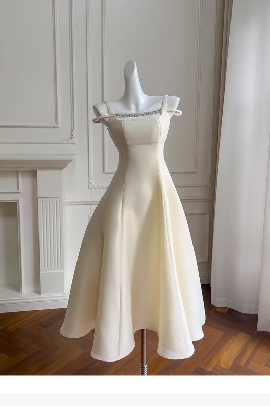 Schickes kurzes A-Linien-Heimkehrkleid aus Satin mit quadratischem Ausschnitt, cremefarbenes Abschlusskleid RF0986
