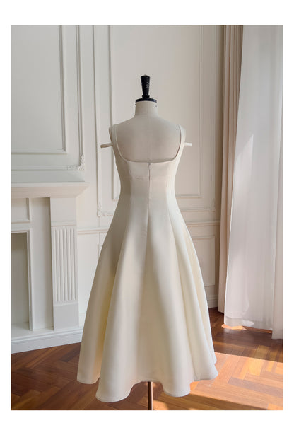Schickes kurzes A-Linien-Heimkehrkleid aus Satin mit quadratischem Ausschnitt, cremefarbenes Abschlusskleid RF0986