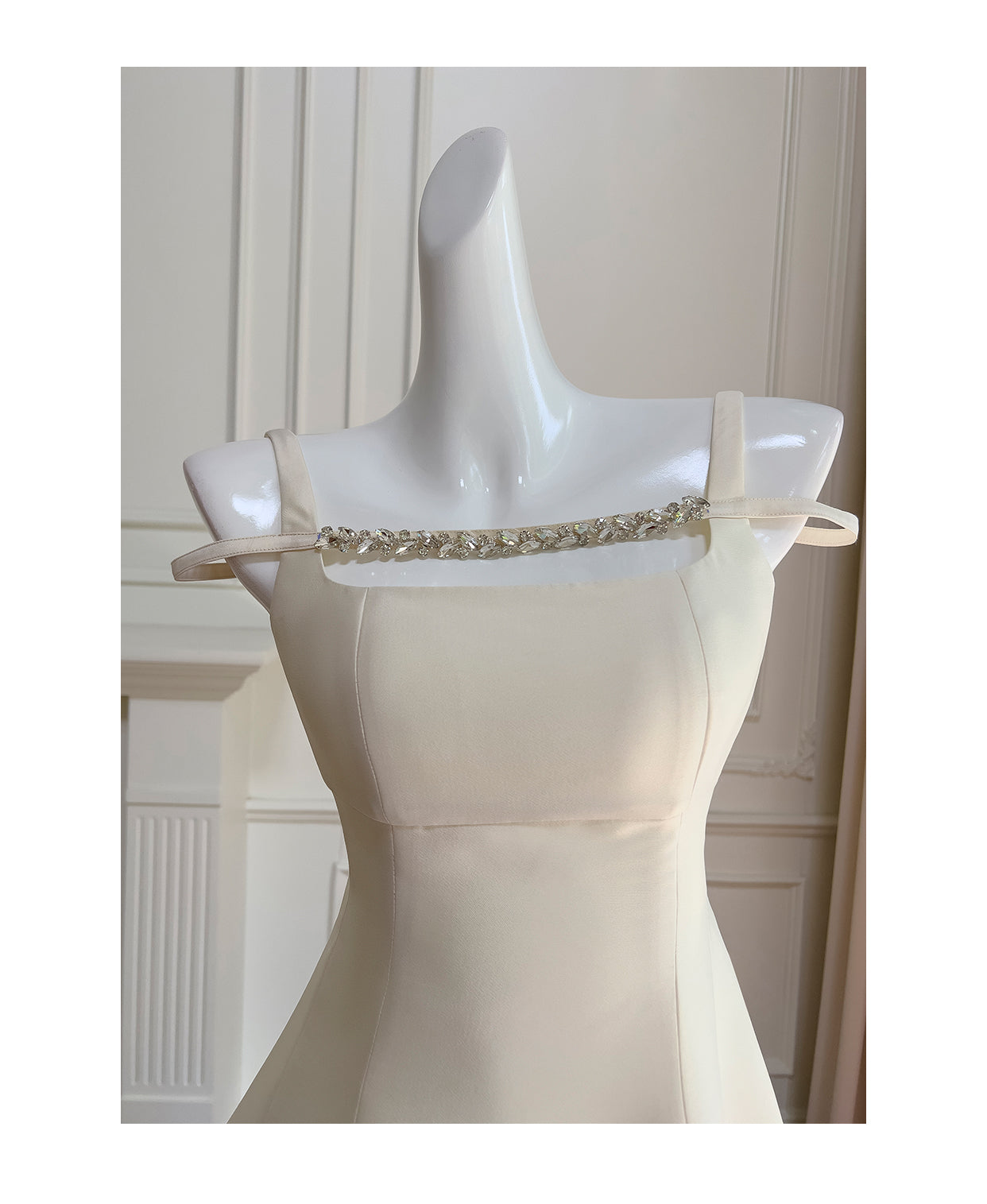Schickes kurzes A-Linien-Heimkehrkleid aus Satin mit quadratischem Ausschnitt, cremefarbenes Abschlusskleid RF0986