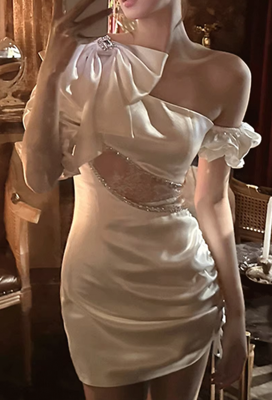 Modisches, figurbetontes One-Shoulder-Partykleid aus Satin und Spitze in Weiß, RF0991