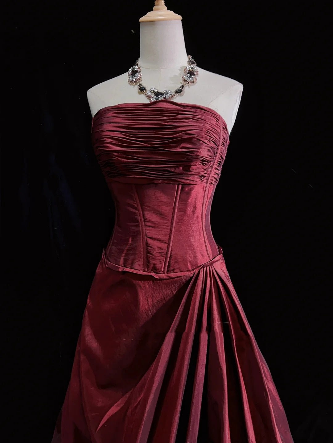 Robe de bal vintage bustier en taffetas bordeaux, années 2000, pour soirée, bal de promo, ou retour des anciens (N3199)