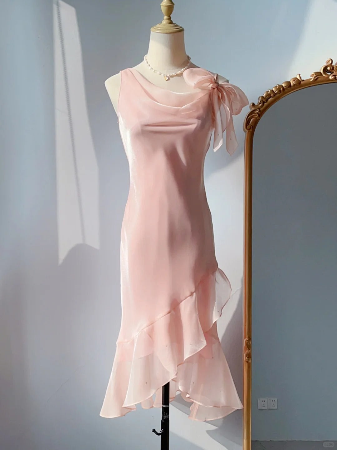 Vintage Abschlussballkleider 90er Meerjungfrau Wasserfallausschnitt Rosa mit Rüschen Ärmellos Knielang Formelle Outfits RB4255