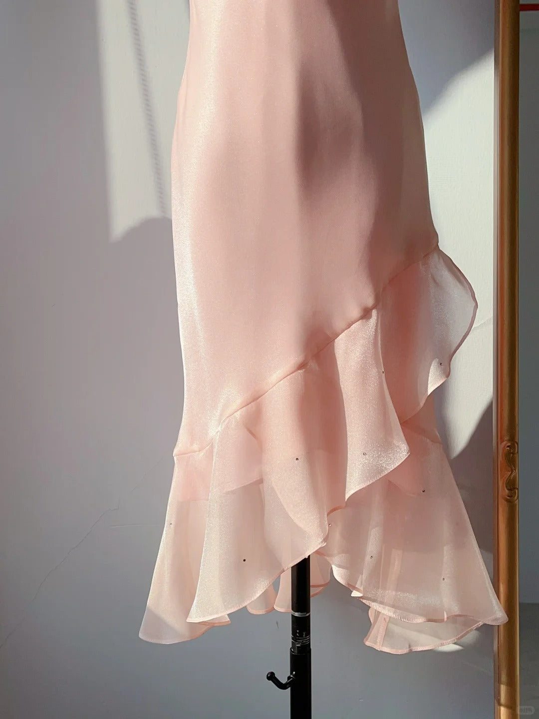 Vintage Abschlussballkleider 90er Meerjungfrau Wasserfallausschnitt Rosa mit Rüschen Ärmellos Knielang Formelle Outfits RB4255
