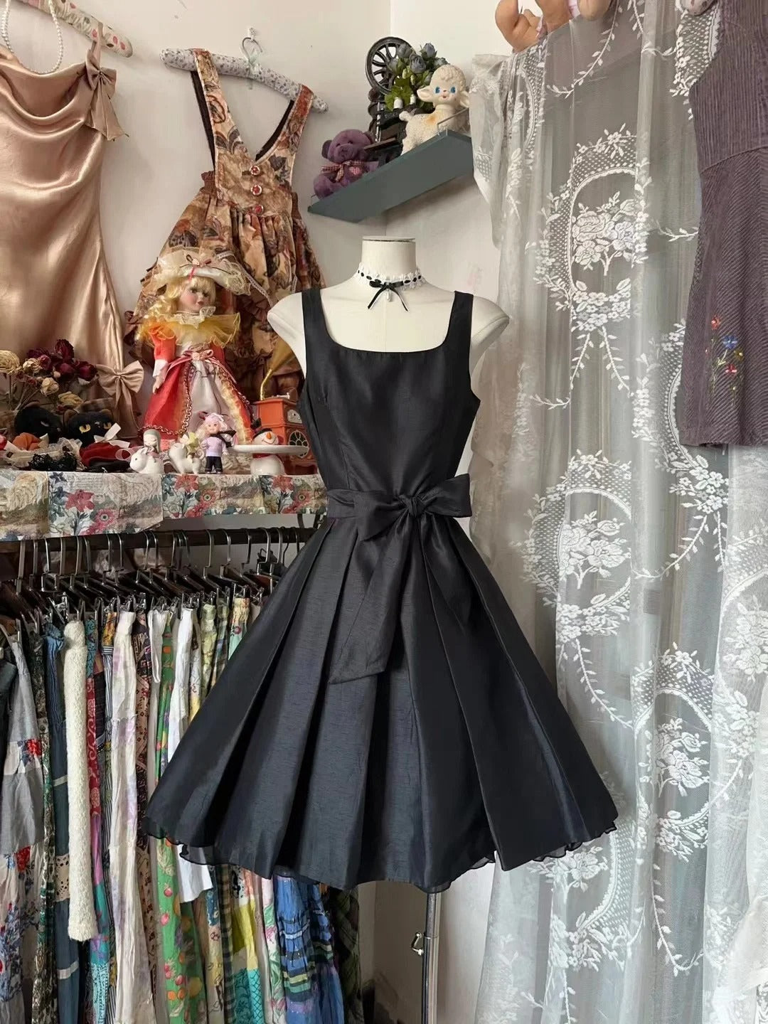 Jolie petite robe noire trapèze à col carré pour le 16e anniversaire Robe de bal Tenues de rentrée N3587