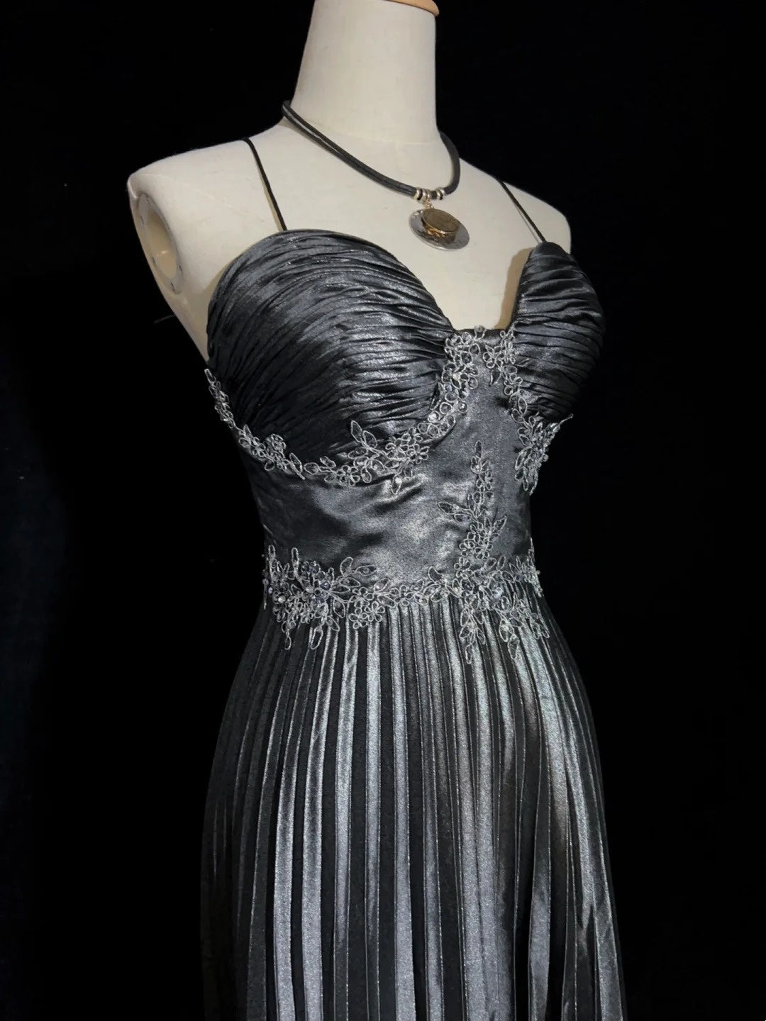 Belles robes de bal – Inspiration : Robe de soirée formelle pour femme en satin gris coupe trapèze à fines bretelles avec dentelle, longueur thé N3204
