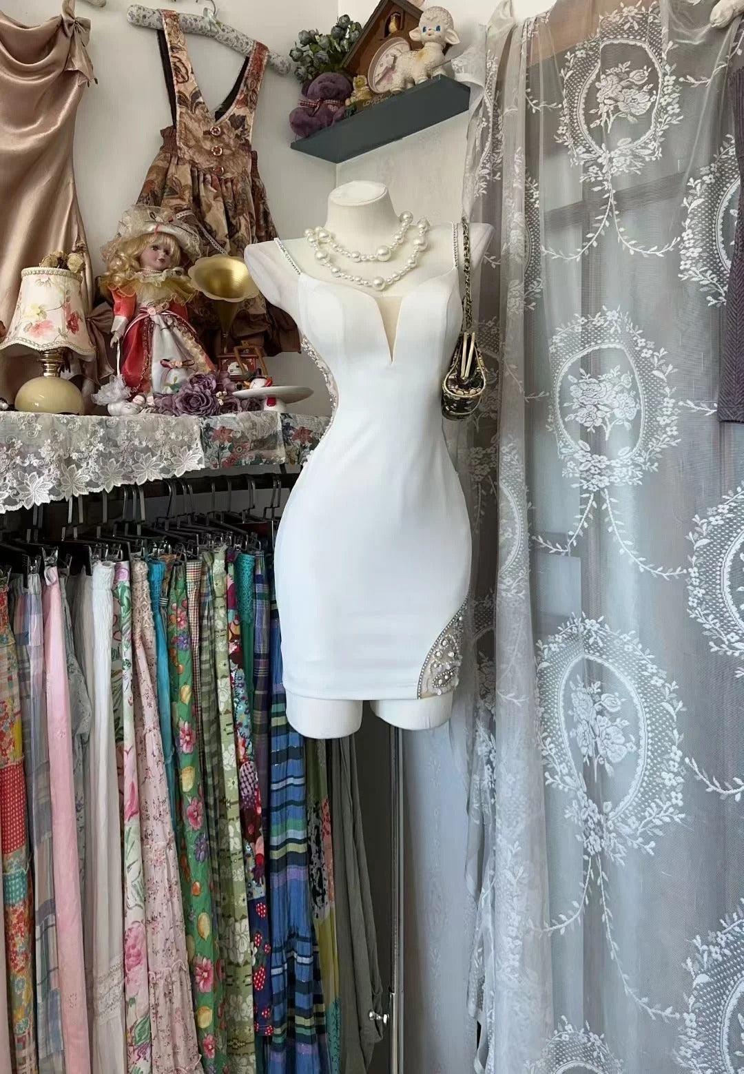 Mignonne Robe Courte Fourreau Blanche Bretelles Fines pour 16ème Anniversaire Tenues de Retour à la Maison N3603
