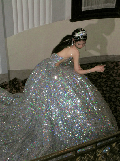 Robe de bal longue à paillettes argentées sans bretelles, sans sequins, idéale pour une quinceañera, un anniversaire de luxe ou une soirée Sweet 15/16 (N072)