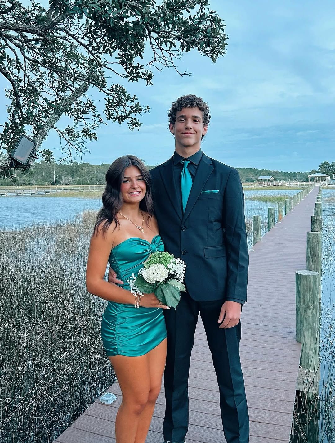 Sexy Etuikleid mit Herzausschnitt, grünes ärmelloses kurzes Satin-Abschlussballkleid für Teenager, Inspo für Abschlussfeiern, kurze festliche Kleider RB7292