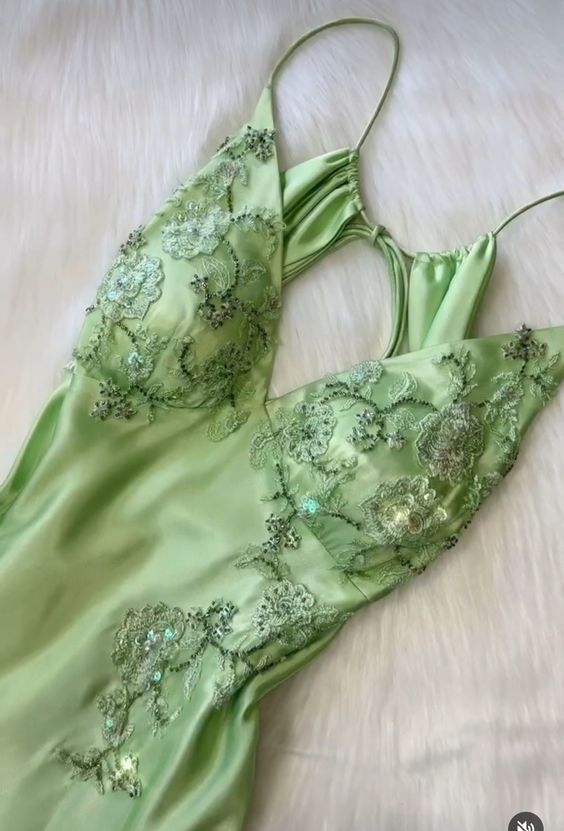Hübsches Meerjungfrauen-Abendkleid mit V-Ausschnitt, grünem Satin, rückenfrei, mit Perlen verziert, AB957