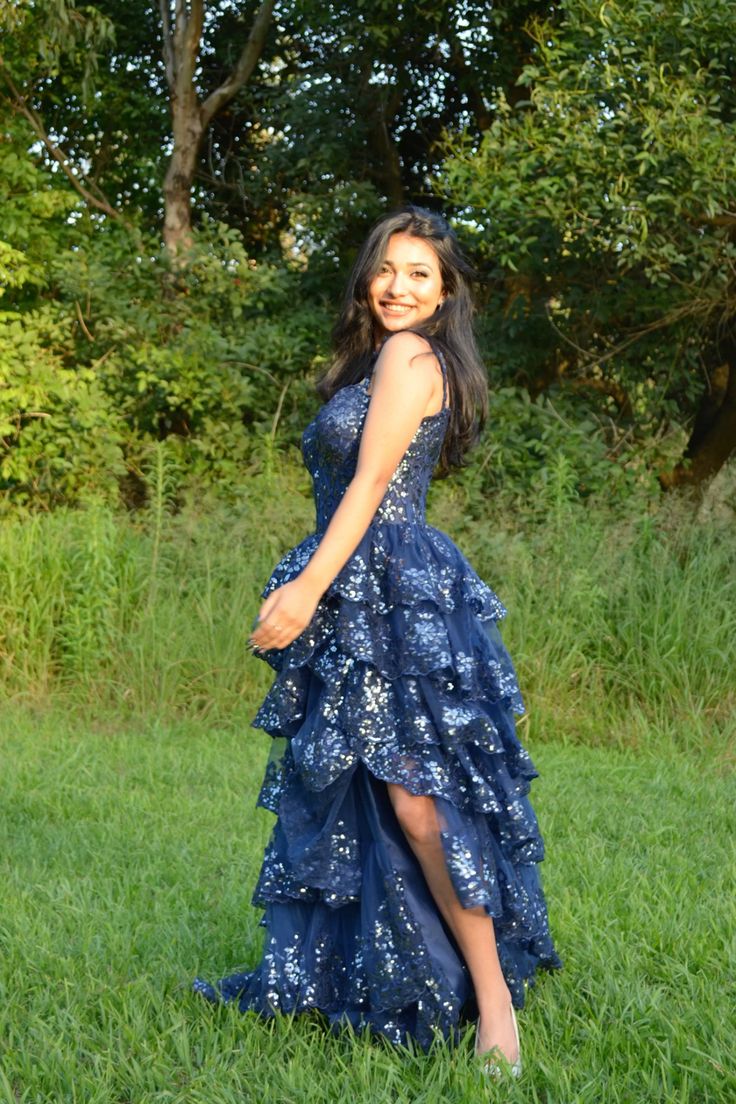 Besonderes Ballkleid mit herzförmigem Ausschnitt, Trägern, dunkelblauer Spitze, hohem Schlitz, ärmellos, langes Abiballkleid, Inspiration Abiballkleid AB1031