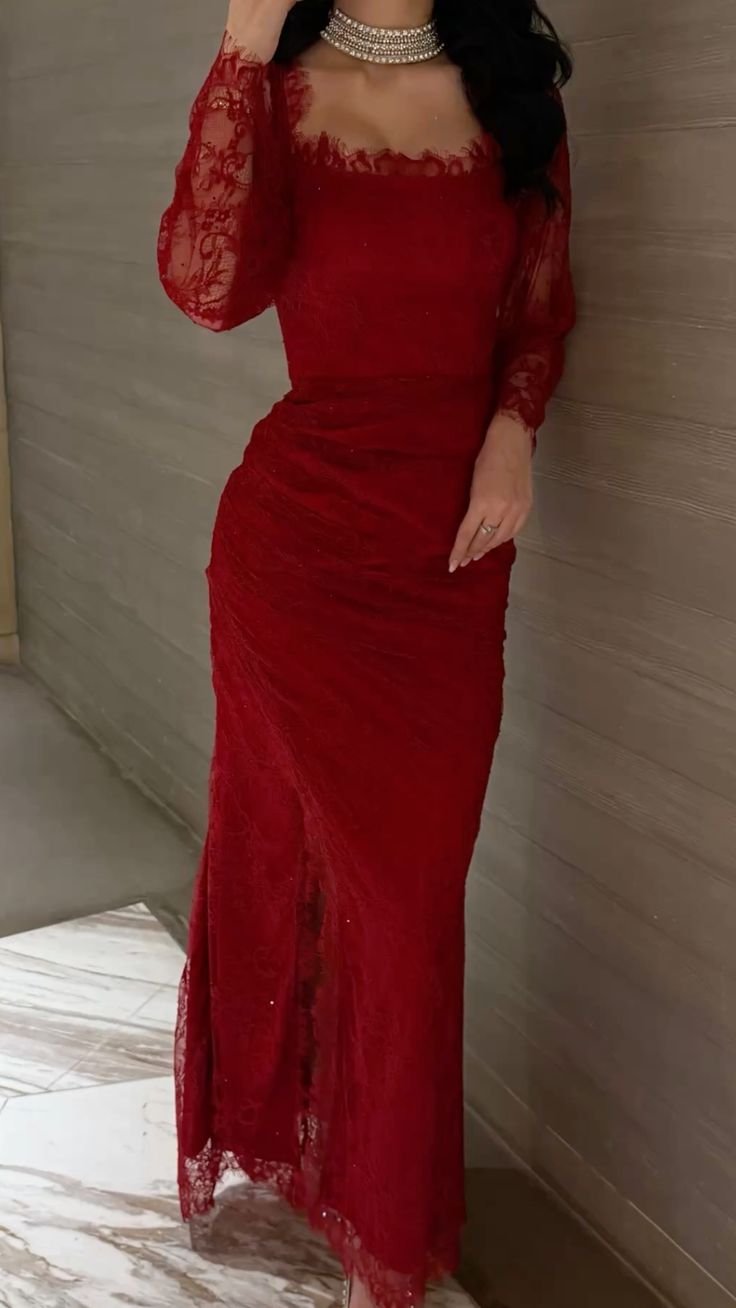 Elegantes, rotes Meerjungfrauen-Abendkleid mit eckigem Ausschnitt, langen Ärmeln und Spitze – auch als Partykleid zum 21. Geburtstag oder Abschlusskleid geeignet (AB1326).