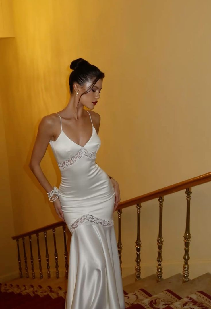Robe de soirée sirène à fines bretelles en satin blanc, style modeste, idéale pour les bals de fin d'année et les remises de diplômes (réf. N1128)