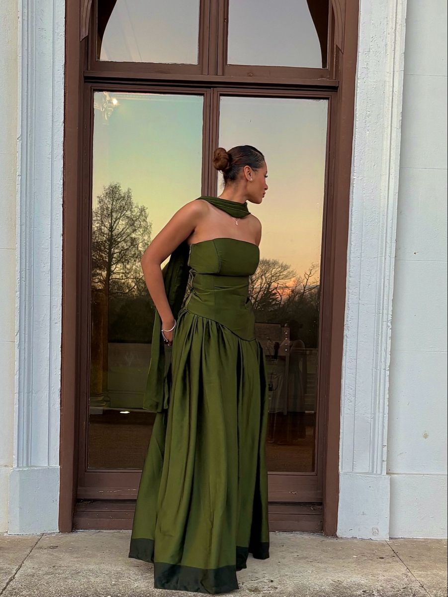 Robe de bal longue vert olive, bustier et coupe trapèze, avec foulard intégré. Idéale pour un 18e anniversaire. Robe de soirée N250