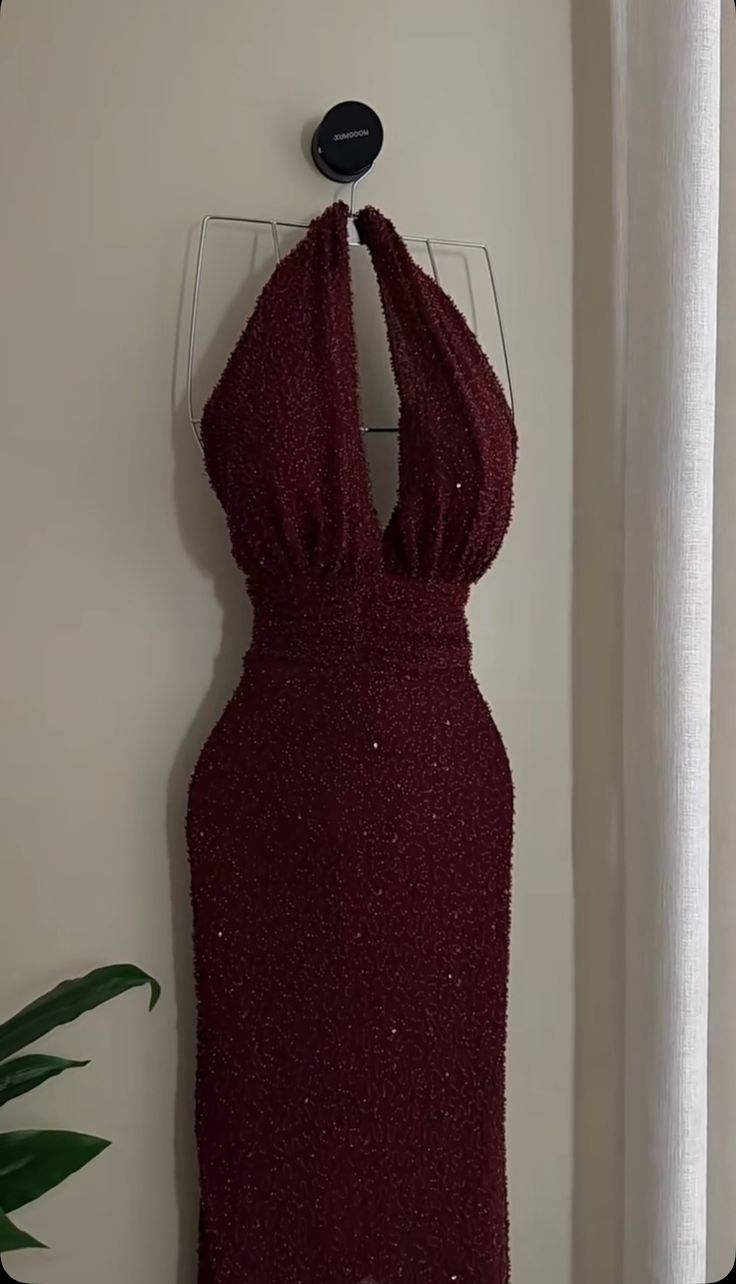 Robe de soirée longue à sequins bordeaux à col halter, style sirène scintillante, idéale pour un bal de promo ou un 20e anniversaire (AB1330)