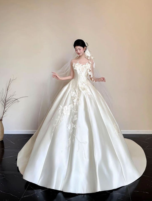 Verspieltes, trägerloses, figurbetontes langes Ballkleid aus Satin – Brautkleider AB113