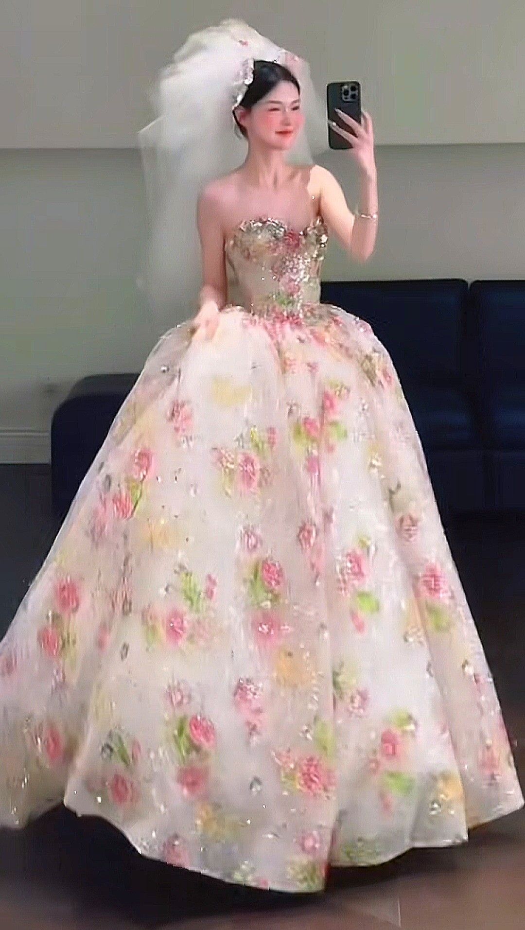 Niedliches, trägerloses, bodenlanges Ballkleid aus rosa Spitze mit Perlen – Inspiration für Abiballkleider AB113