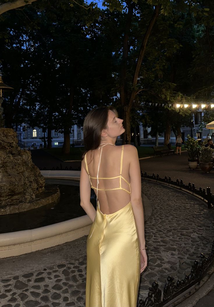 Robe de soirée longue sirène en satin jaune à fines bretelles et dos nu, idéale pour les vacances, les mariages et les invités (N260)