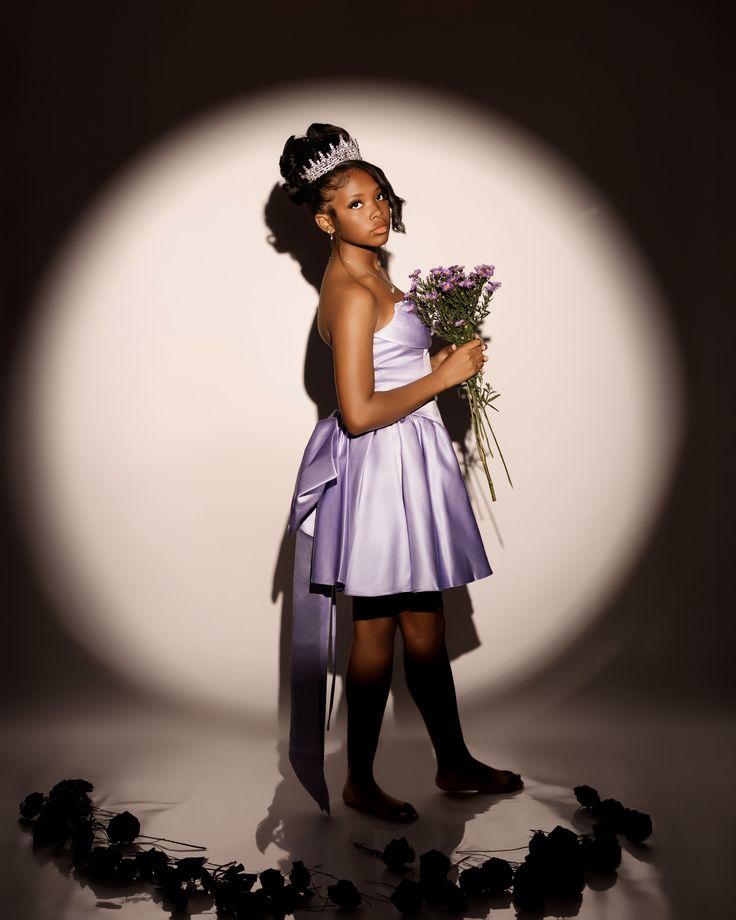 Robe courte mini sans manches plissée en satin lilas, coupe trapèze, sans bretelles, style mini, idéale pour un 16e anniversaire (N1911).
