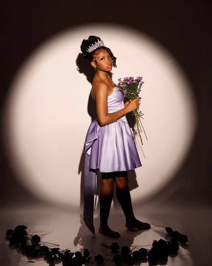 Robe courte mini sans manches plissée en satin lilas, coupe trapèze, sans bretelles, style mini, idéale pour un 16e anniversaire (N1911).