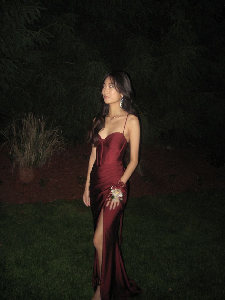 Robe de soirée longue sirène en satin bordeaux à fines bretelles et fente, modèle AB670