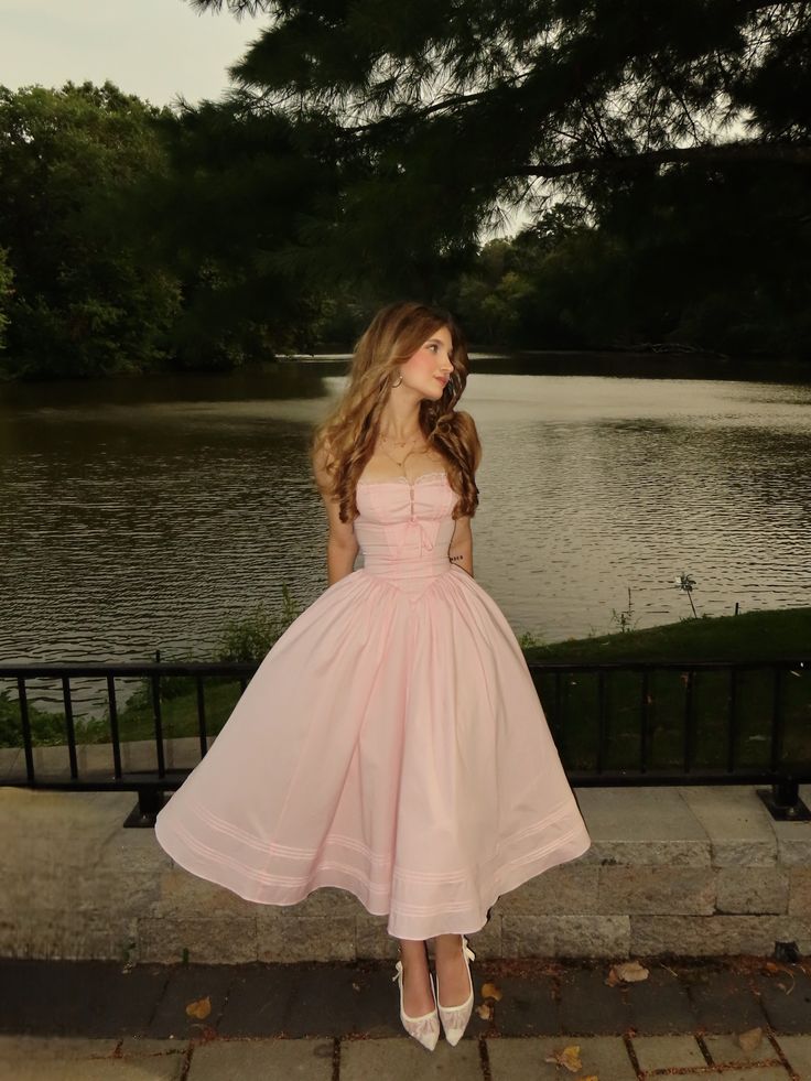 Figurbetontes, ärmelloses, knöchellanges Ballkleid aus rosa Satin mit eckigem Ausschnitt AB621