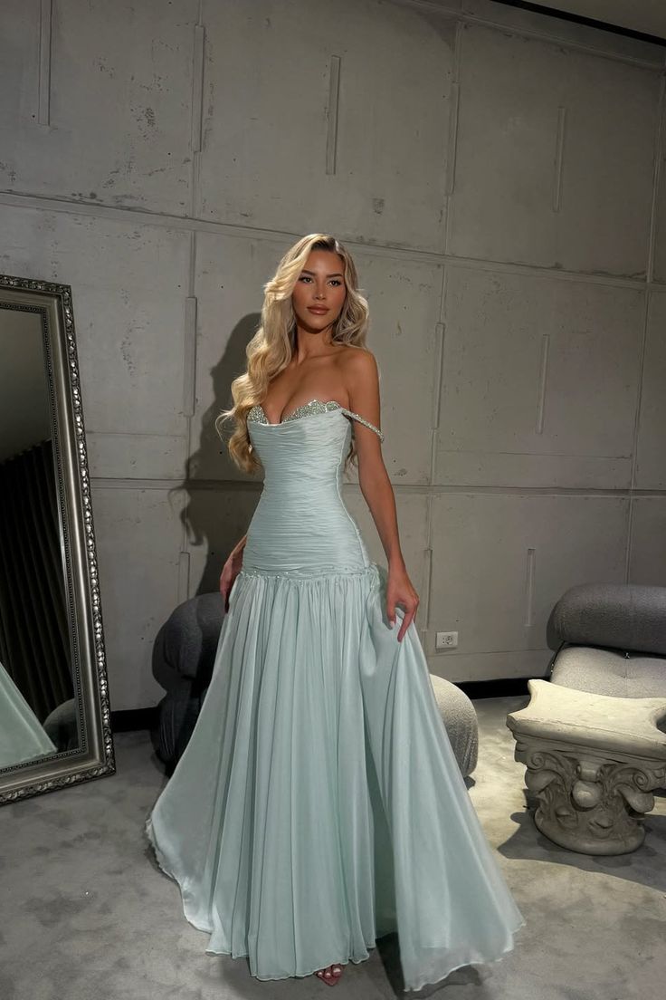 Robe de bal romantique sans manches en mousseline à épaules dénudées, ornée de perles et de plis, idéale pour la remise des diplômes (N898)