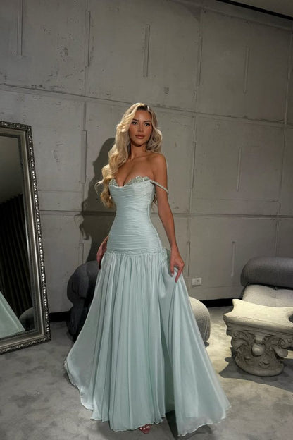 Robe de bal romantique sans manches en mousseline à épaules dénudées, ornée de perles et de plis, idéale pour la remise des diplômes (N898)