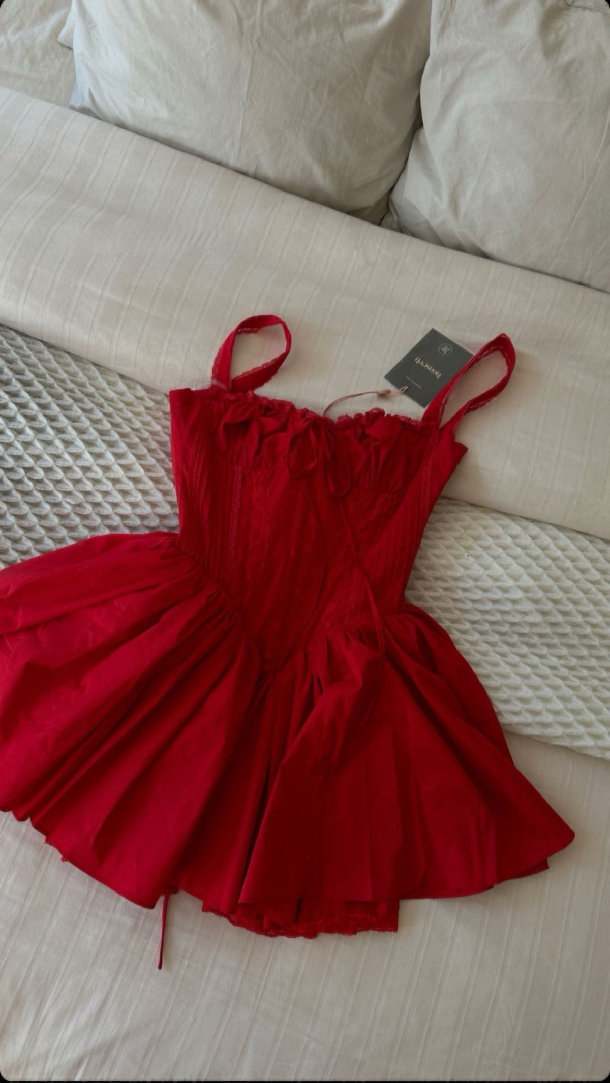 Minimalistisches A-Linien Spaghettiträger Rotes Satin Halbformales 12. Klasse Inspo Kurzes Mini Homecoming Kleid RB4581