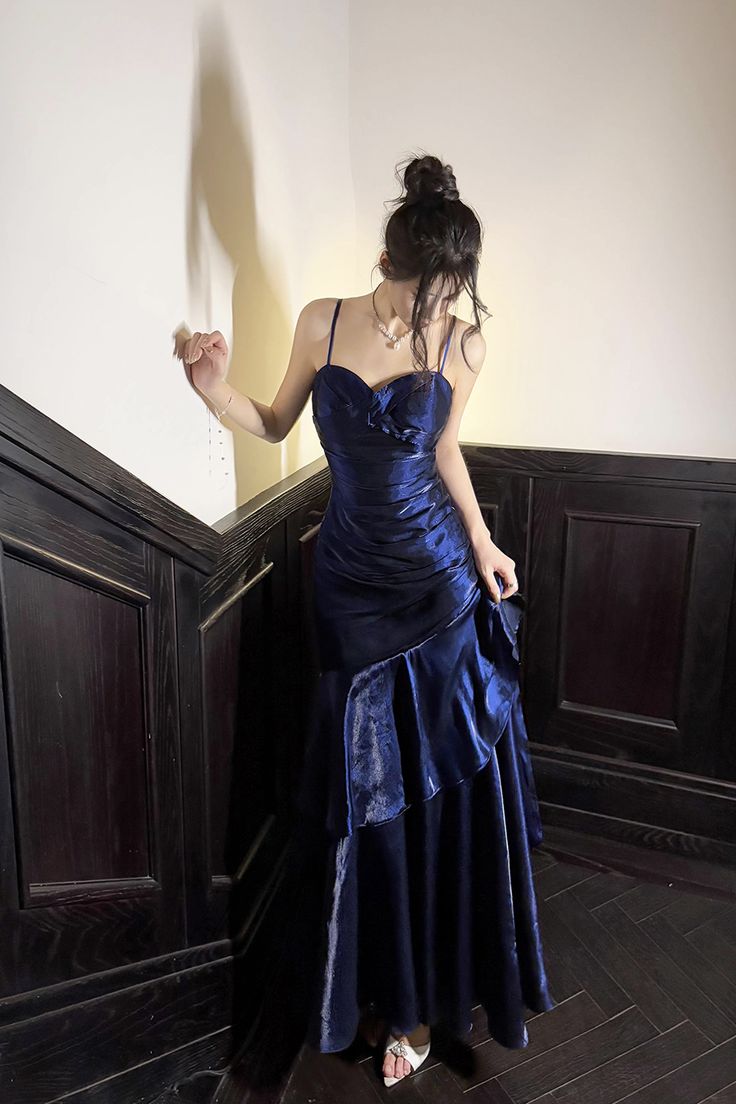 Robe de bal de fin d'année bleu roi brillant à fines bretelles N829