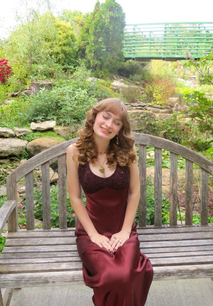 Vintage Meerjungfrauen-Abendkleid mit Neckholder, Perlenbesatz, ärmellos, weinrot, burgunderfarben, langes Satin-Abendkleid, Inspiration für das Abendkleid AB1048
