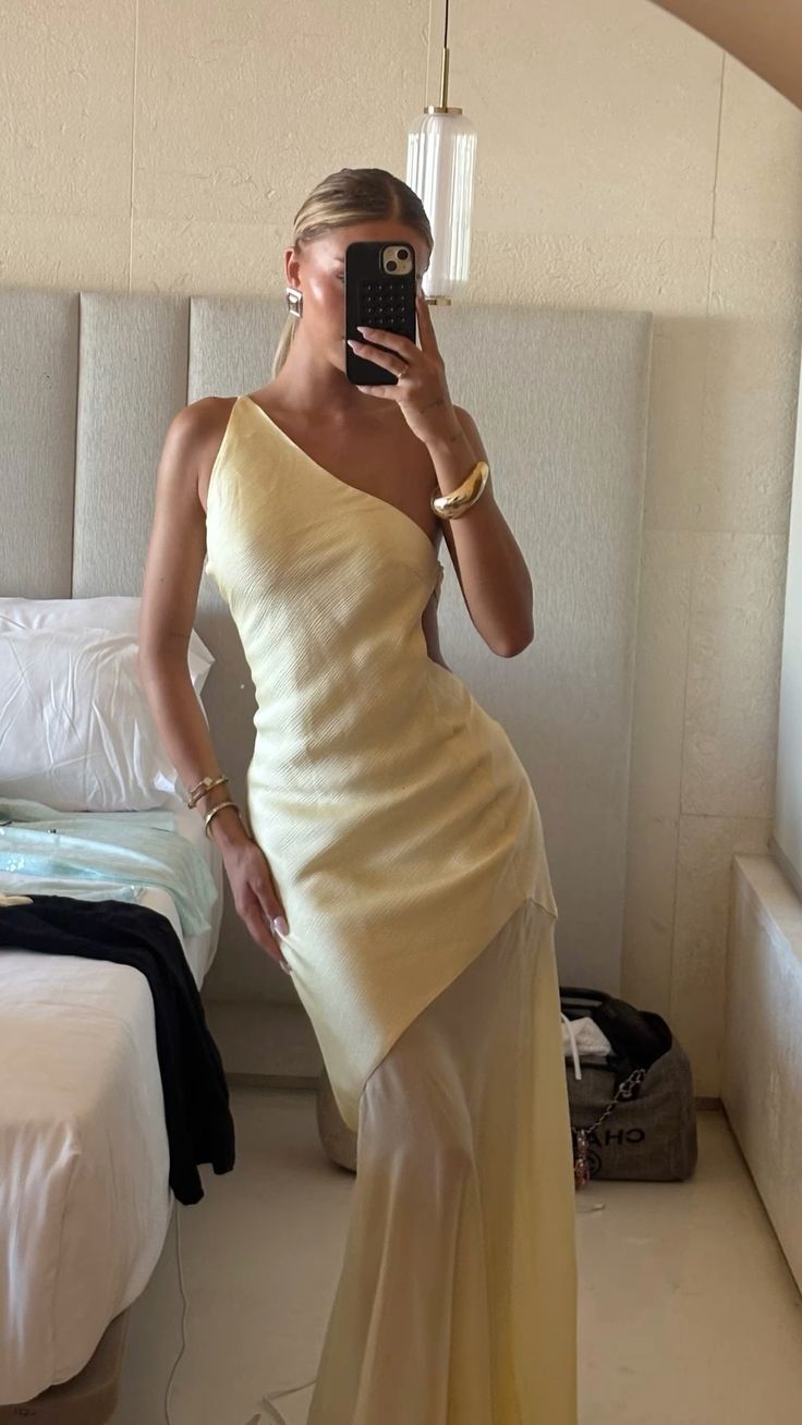 Robe de bal fourreau simple à une épaule pour femme, jaune, en mousseline sans manches, idéale pour les vacances, les mariages et les invités (N256)