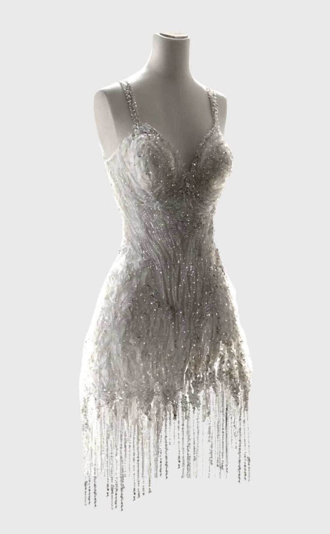 Robe de mariée courte d'été intemporelle fourreau à fines bretelles blanche avec perles et pompons RB3539