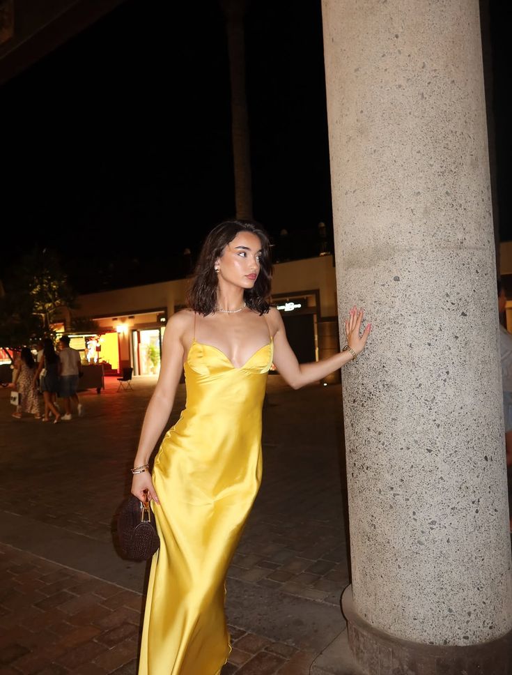 Robe de soirée longue sirène en satin jaune à fines bretelles et dos nu, idéale pour les vacances, les mariages et les invités (N260)