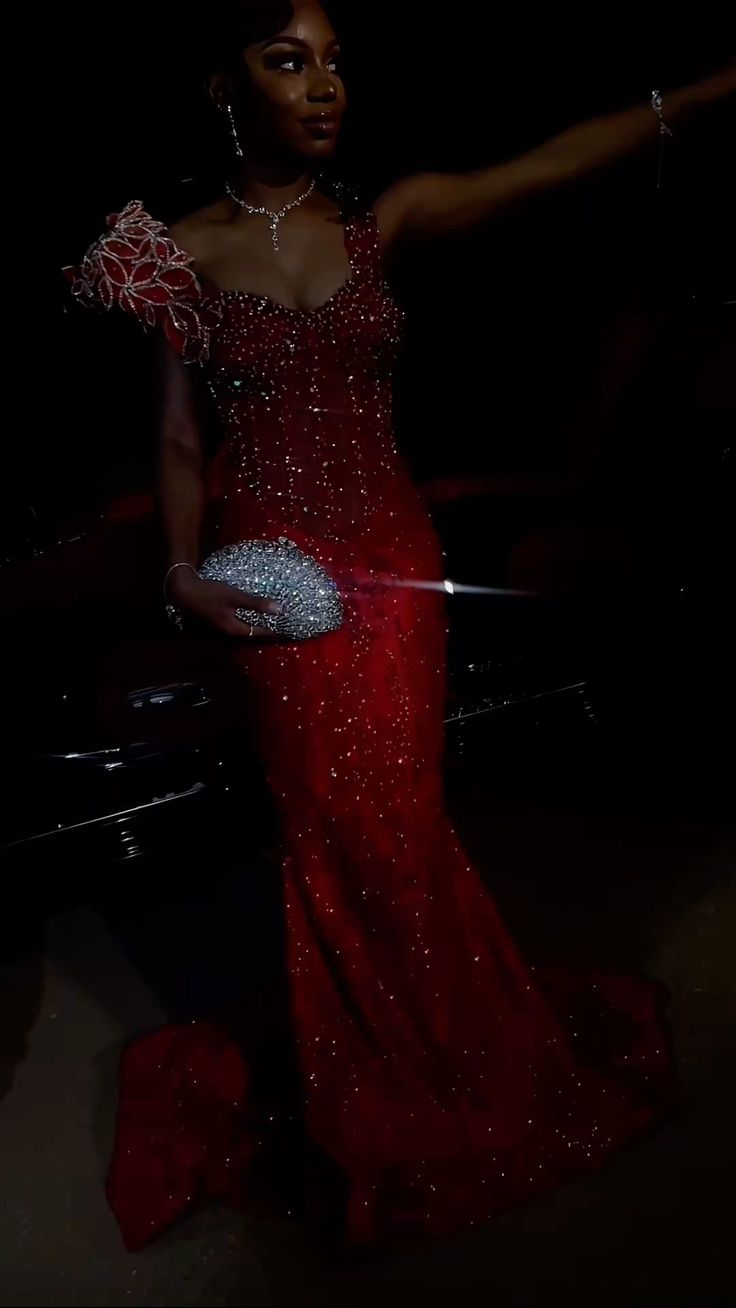 Elegantes burgunderfarbenes, schulterfreies Meerjungfrauen-Abendkleid in bodenlanger Silhouette mit Perlenbesatz N623