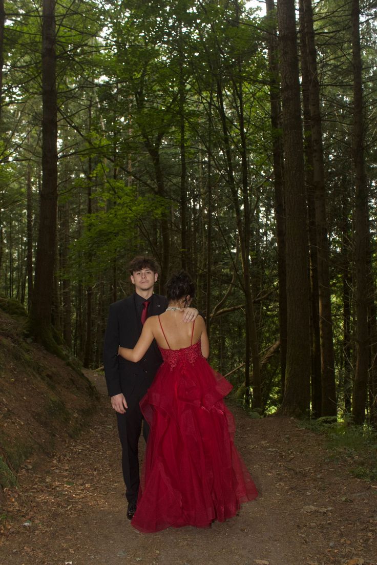 Elegantes, burgunderrotes Tüll-Abendkleid mit Spaghettiträgern – Inspiration für Teenager, festliche Outfits, Partykleider, Ballkleider AB083