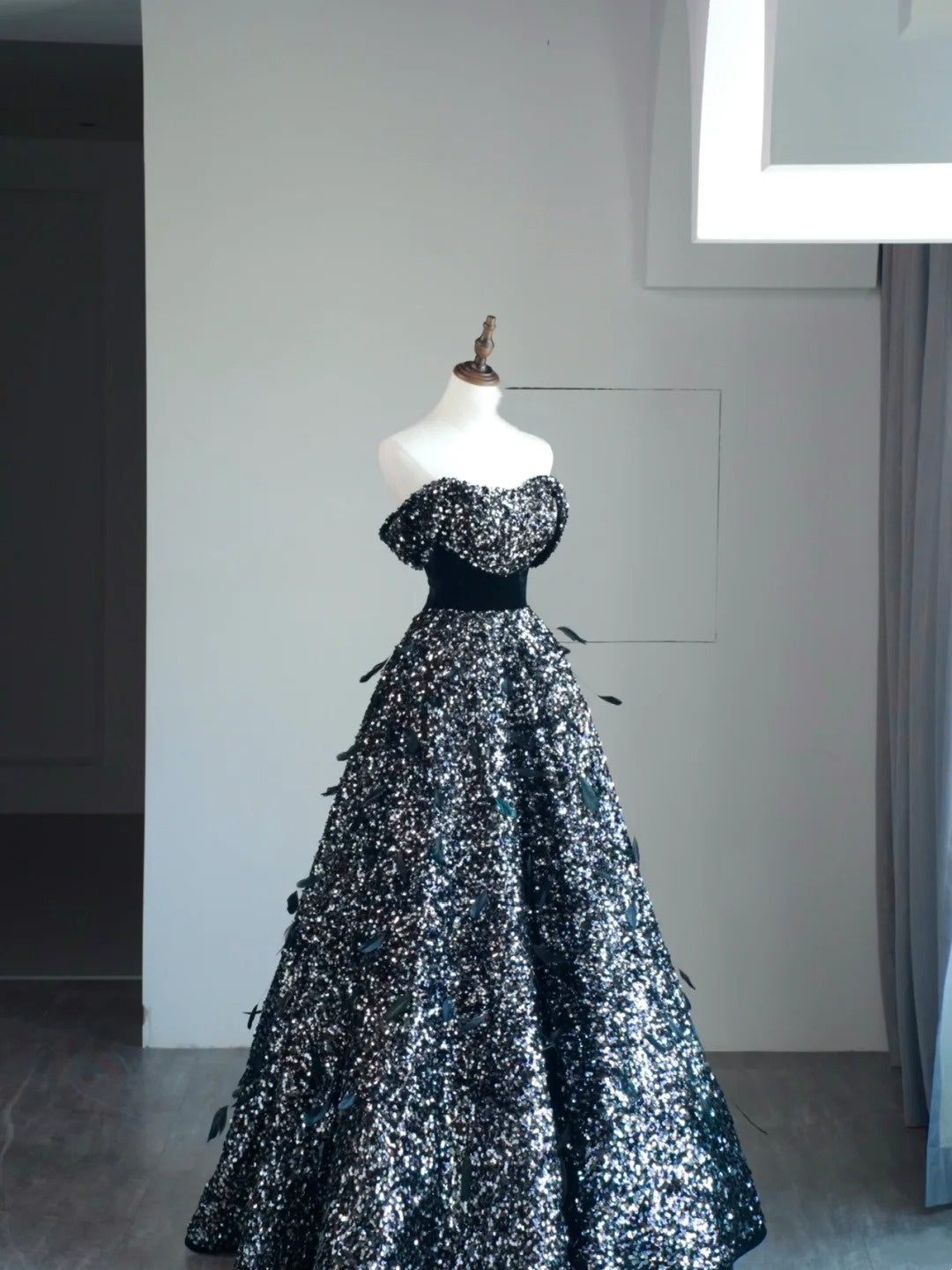 Robe de bal bustier noire sans manches ornée de plumes, robe longue pour femme, robe de quinceañera pour les 16 ans, robe de quinceañera N1174