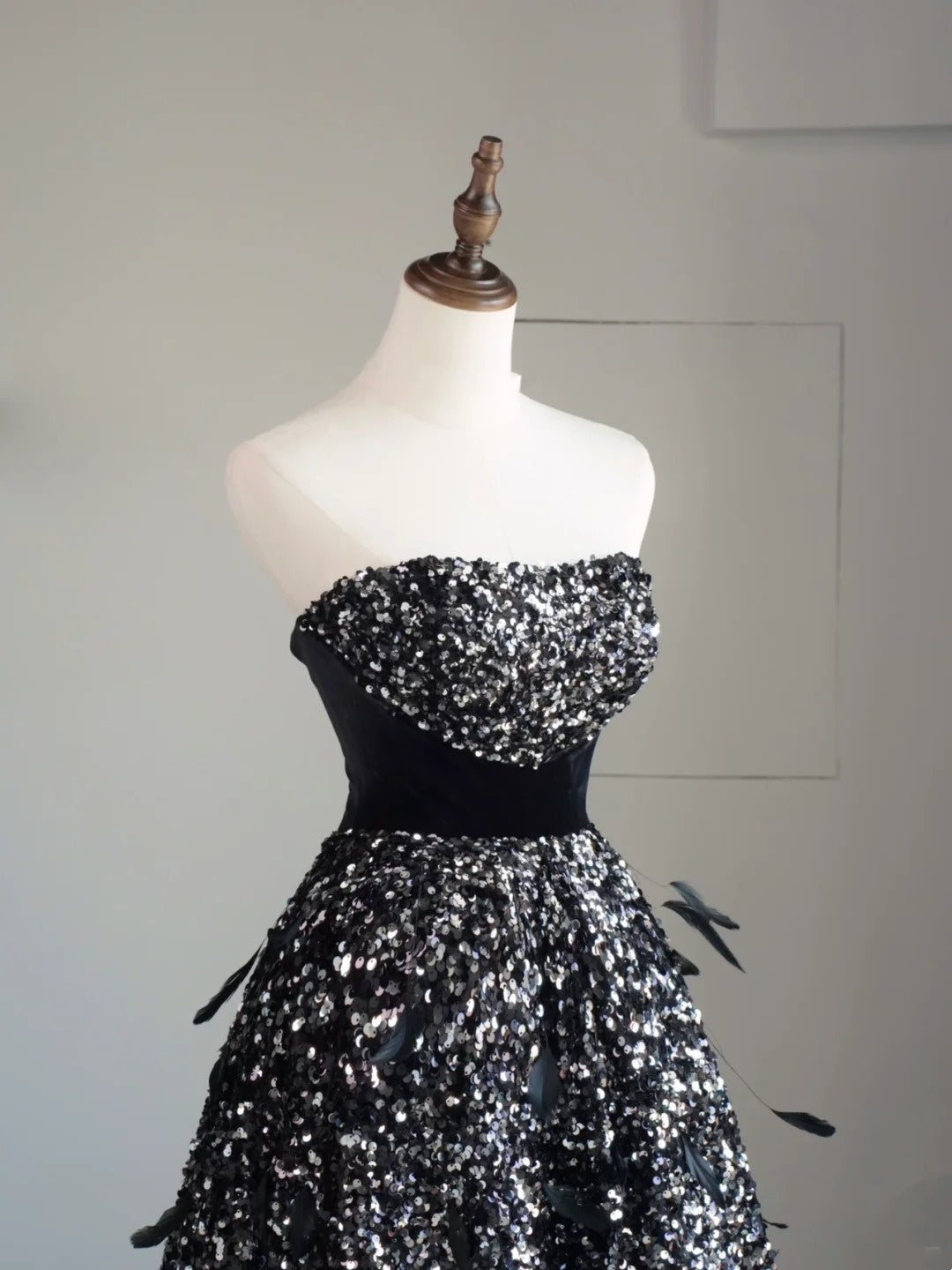 Robe de bal bustier noire sans manches ornée de plumes, robe longue pour femme, robe de quinceañera pour les 16 ans, robe de quinceañera N1174