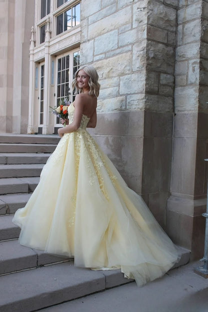 Einzigartiges Ballkleid mit Herzausschnitt, gelber Tüll mit Spitzenapplikationen, langes Abendkleid AB596