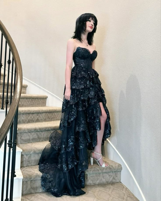 Einzigartiges Ballkleid aus schwarzer Spitze mit herzförmigem Ausschnitt und hohem Seitenschlitz – langes Abendkleid, Partykleid zum 22. Geburtstag oder Abschlussballkleid AB279